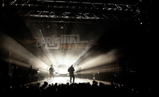 Dans l'ombre, Oxmo Puccino reprend son souffle pour mieux faire vibrer la salle du festival L'Original.